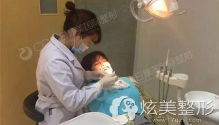 涂抹美白剂南京康美整形医院冷光美白术中 涂抹美白剂南京康美整形医院冷光美白术中