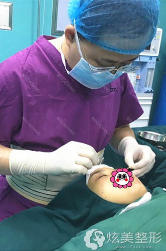 重庆曹阳丽格曹阳院长做双眼皮手术全过程 7天轻松拥有自然美眼整形