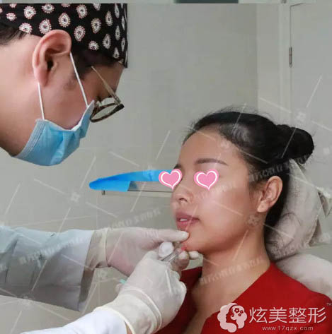 在雅芳亚注射玻尿酸丰下巴过程中 在雅芳亚注射玻尿酸丰下巴过程中