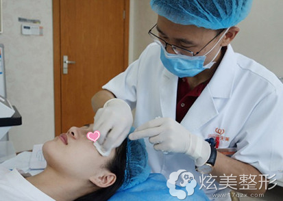 面部麻醉在做水光治疗前,很重要的环节就是先深层清洁皮肤表层,以保证