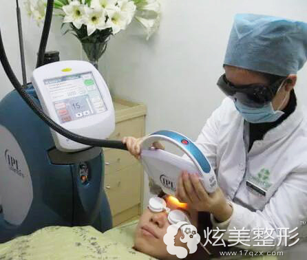 激光治疗黑眼圈过程 激光治疗黑眼圈过程