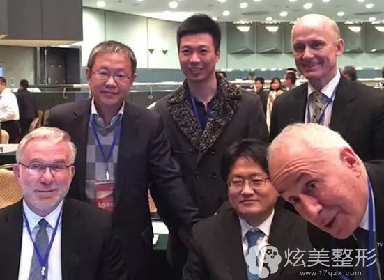 梁志生医生与国外有名整形医生合影 梁志生医生与国外有名整形医生合影