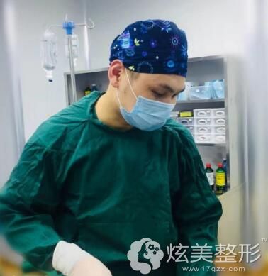手术中的张志成医生 手术中的张志成医生