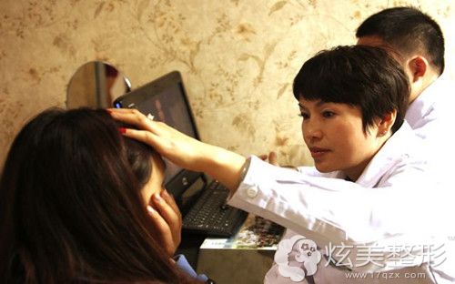 冯文华院长为客户做术前面诊 冯文华院长为客户做术前面诊