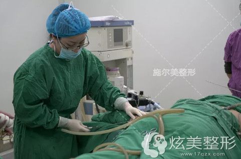 孙欣主任为我做腰腹环吸手术中 孙欣主任为我做腰腹环吸手术中