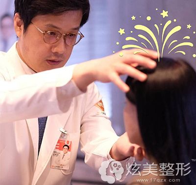 面诊中的申熙震院长 面诊中的申熙震院长