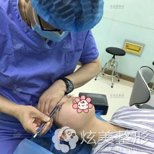 王医生帮小娜做全切双眼皮眼综合术中 王医生帮小娜做全切双眼皮眼综合术中