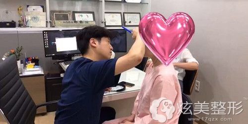 卓佑炫院长为客户面诊制定手术方案 卓佑炫院长为客户面诊制定手术方案