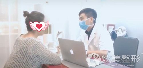 张帅兵为顾客做术前面诊 张帅兵为顾客做术前面诊