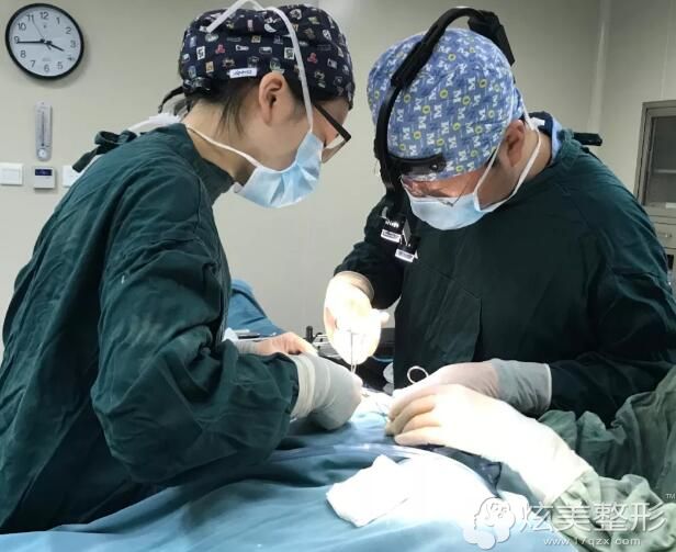 台州艺星医生做耳软骨鼻综合手术中 台州艺星医生做耳软骨鼻综合手术中