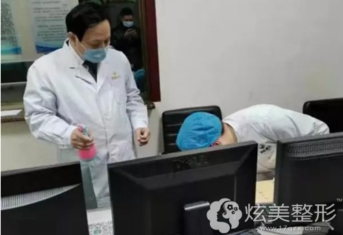 王新灿院长为派出所接待室进行消毒 王新灿院长为派出所接待室进行消毒