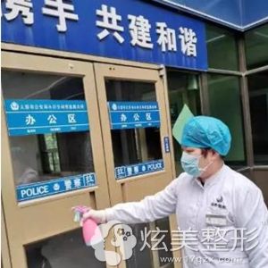 医务部主任为派出所关键位置消毒 医务部主任为派出所关键位置消毒