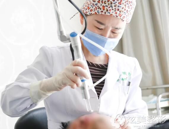 激光治疗中的王丽华医生 激光治疗中的王丽华医生
