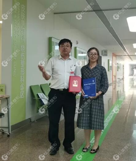 沟通交流的卢涛医生