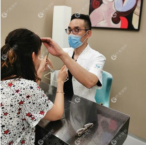 面诊中的薛轶群 面诊中的薛轶群