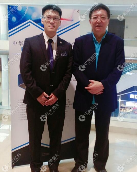 参与学会交流的乔松