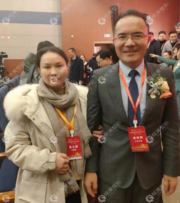 参与学会交流的董玉霜医生 参与学会交流的董玉霜医生