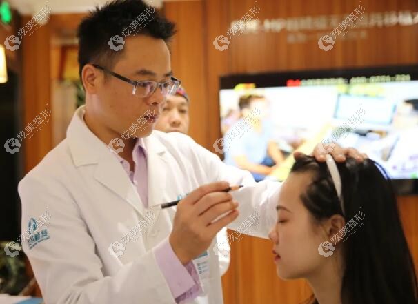 面诊中的尹炜能 面诊中的尹炜能