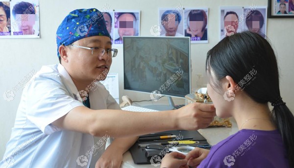梁永 久医生做祛眼袋手术面诊中 梁永 久医生做祛眼袋手术面诊中